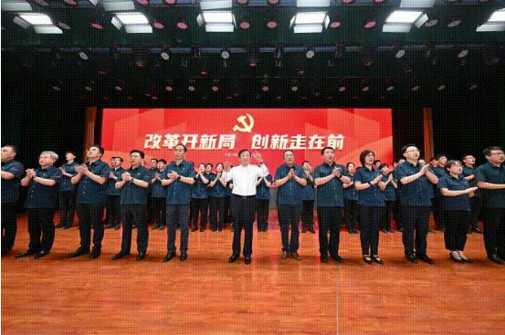 谭旭光带领中国重汽党委班子重温入党誓词